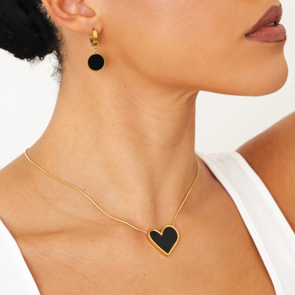 Detailaufnahme der Marble Heart Pendant Halskette Gold Schwarz