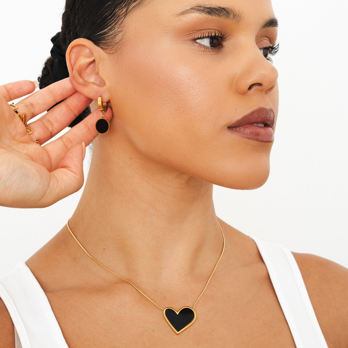 Marble Heart Pendant Halskette Gold Schwarz am Hals getragen