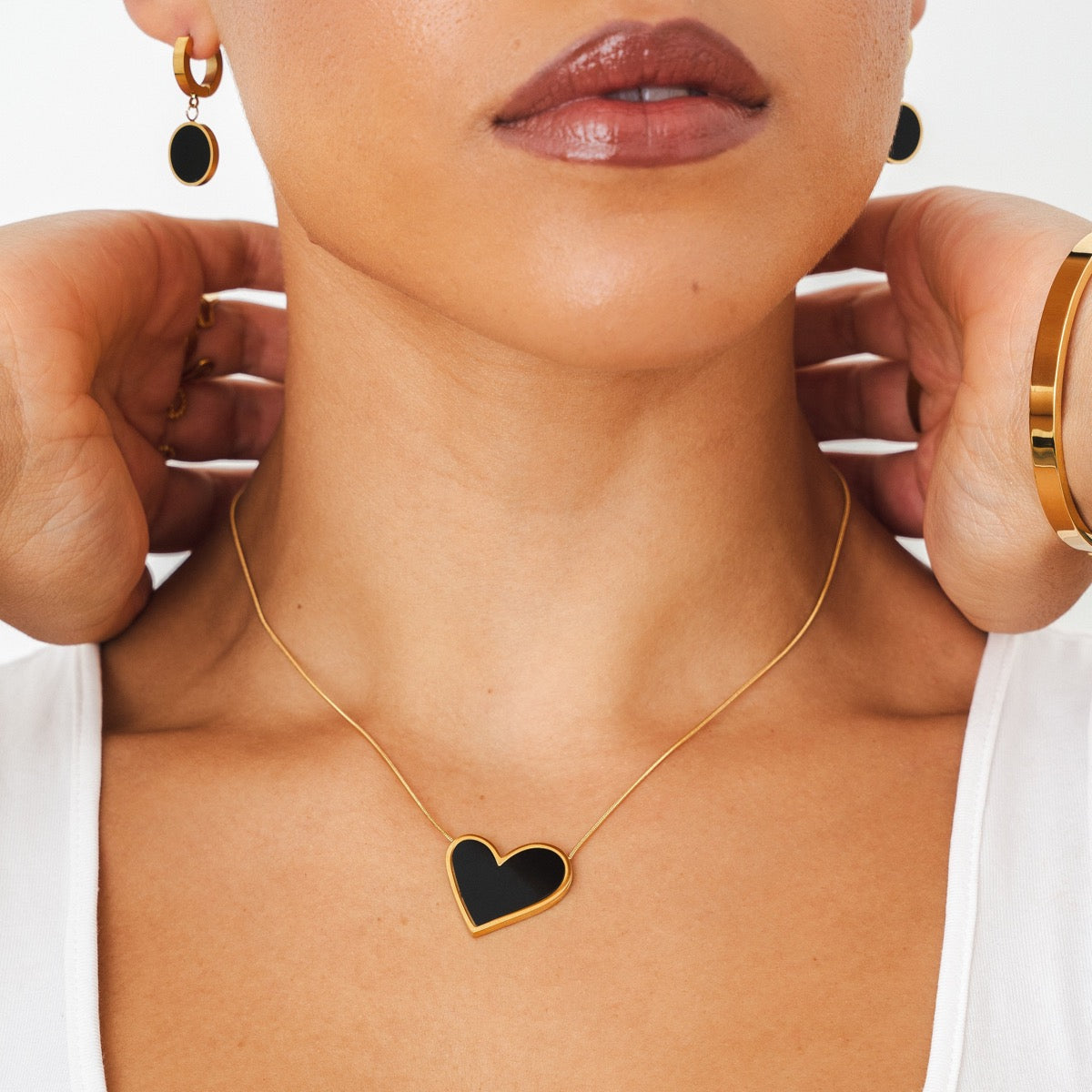Seitliche Ansicht der Marble Heart Pendant Halskette Gold Schwarz