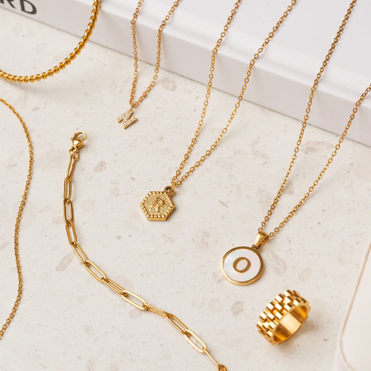 Marble Initial Halskette Gold – Elegantes Modefoto