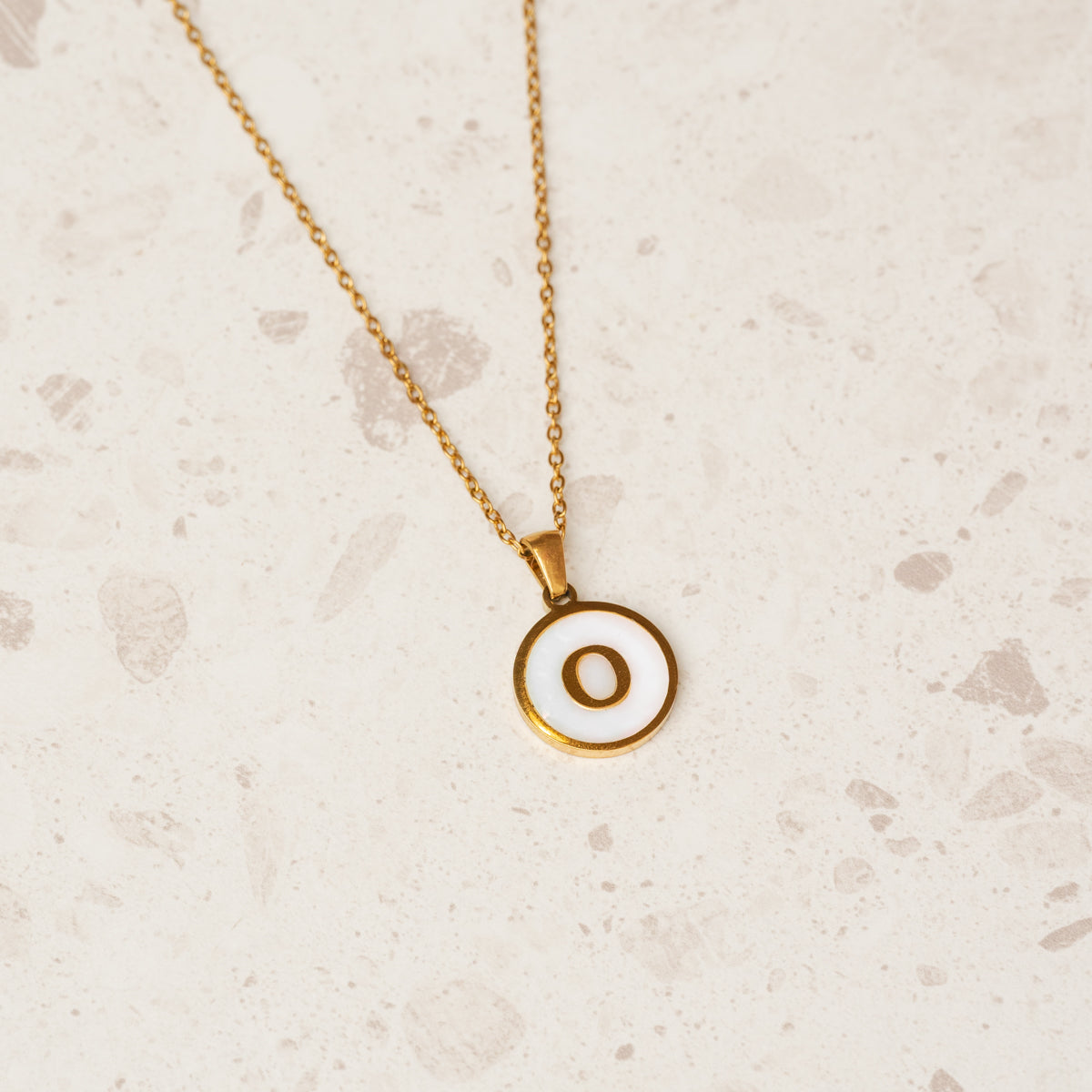 Seitliche Ansicht der Marble Initial Halskette Gold