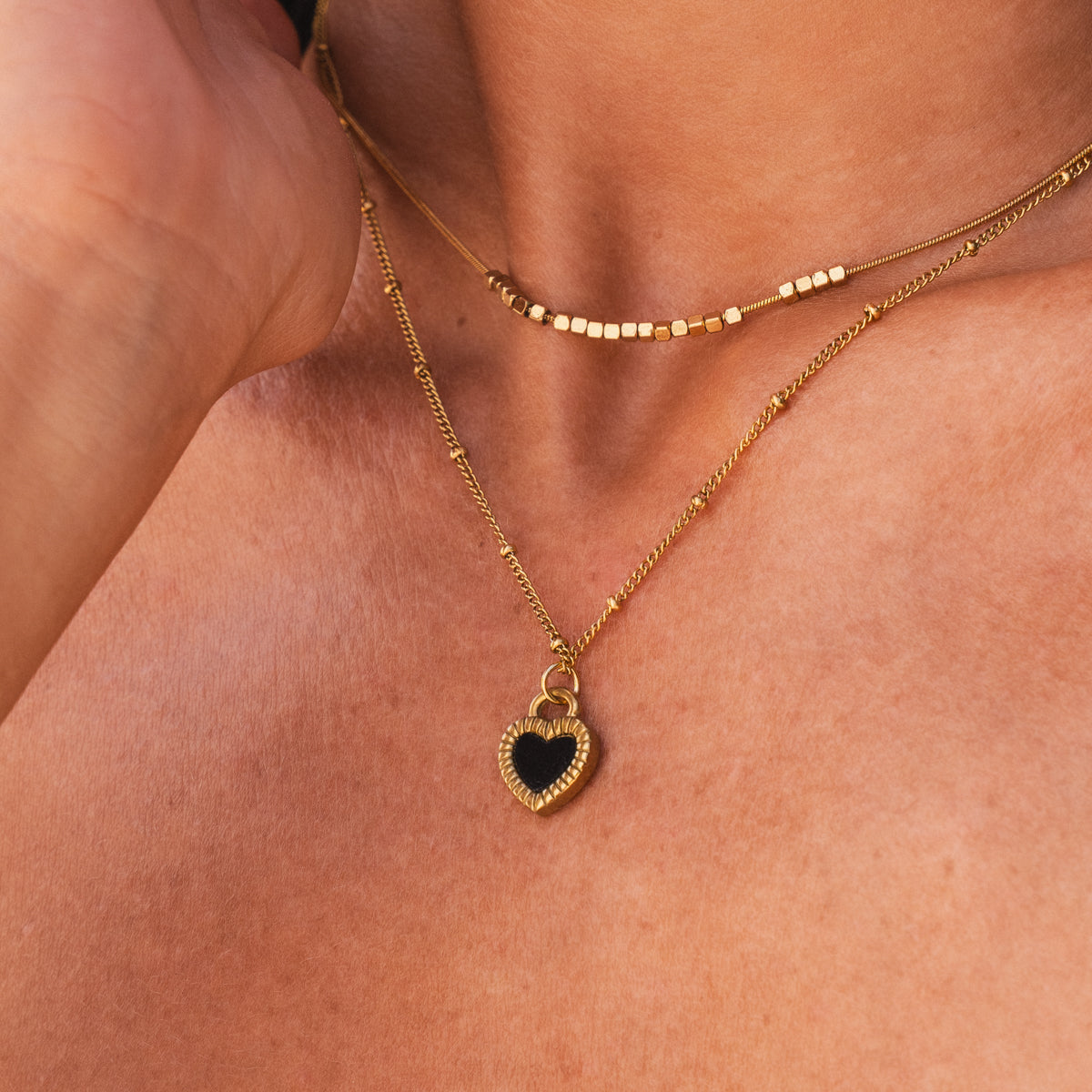 Detailaufnahme der Marmor Herz Layered Halskette Gold