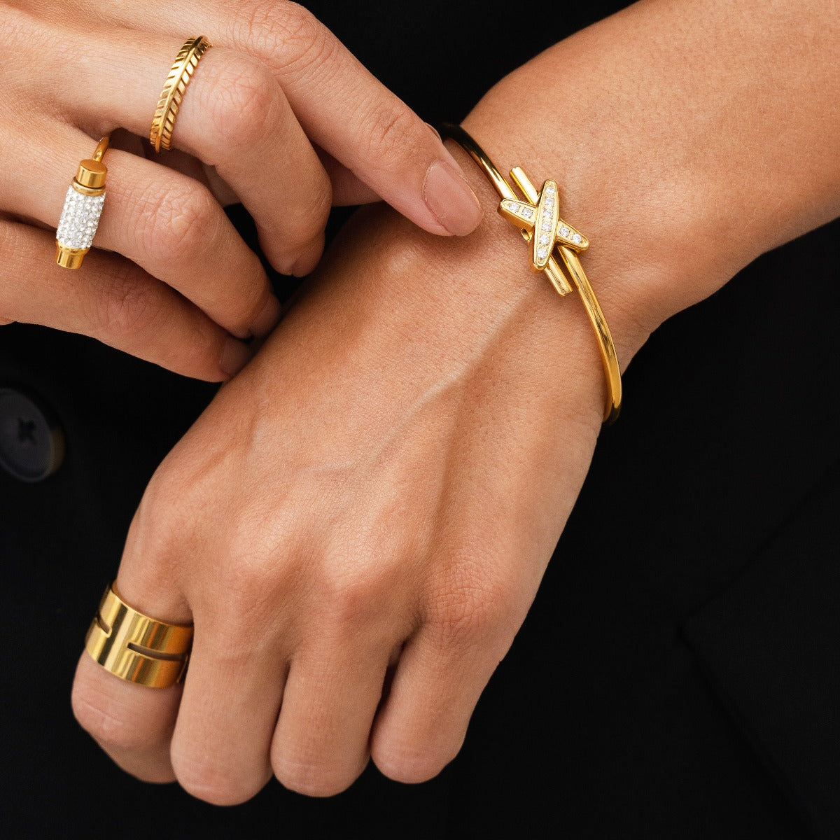Detailaufnahme des Marni Chunky Rings Gold