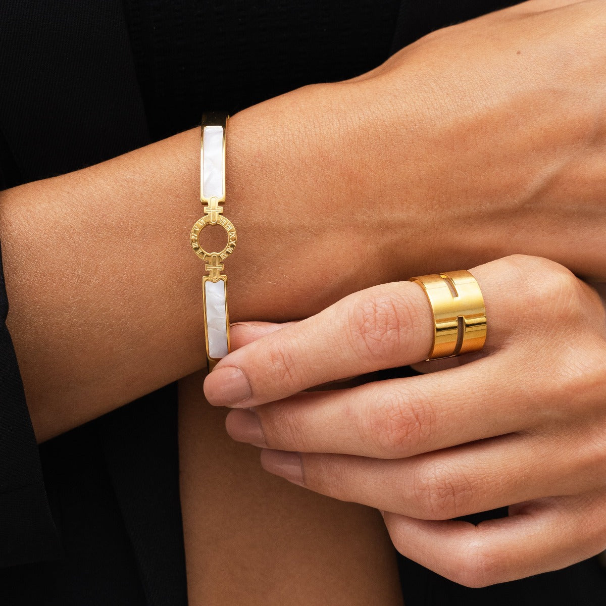 Seitliche Ansicht des Marni Chunky Rings Gold