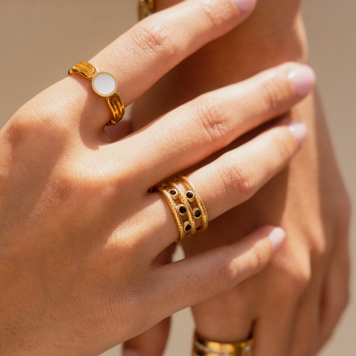 Seitliche Ansicht des Melina Mehrschicht-Rings Gold