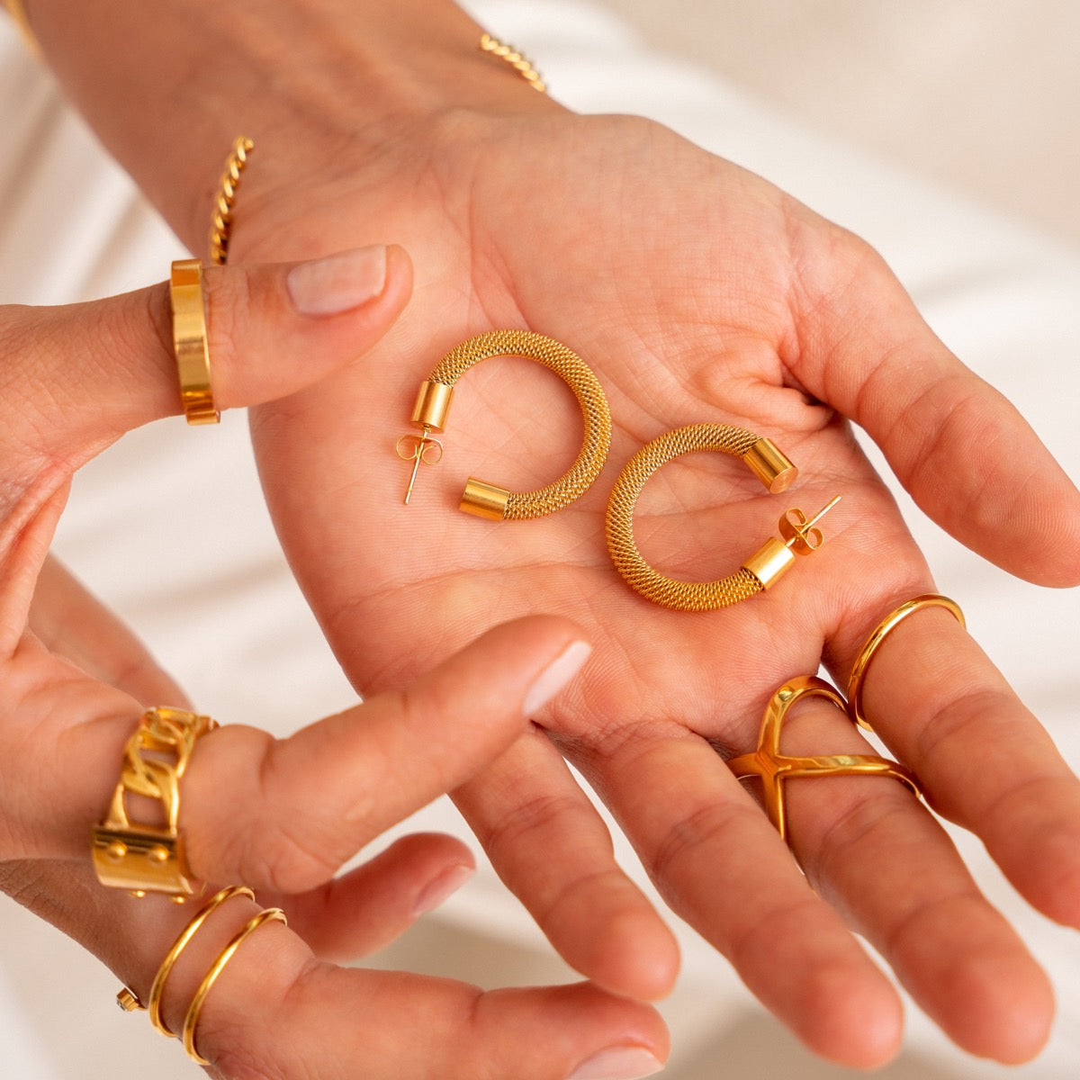 Detailaufnahme der Mesh Creolen Gold