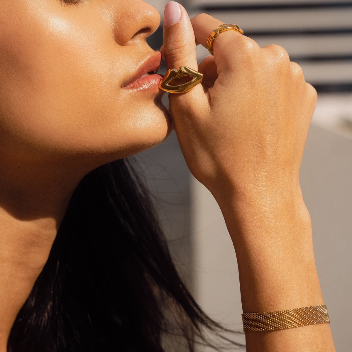 Seitliche Ansicht des Mesh Schlaufe Kettenarmbands Gold