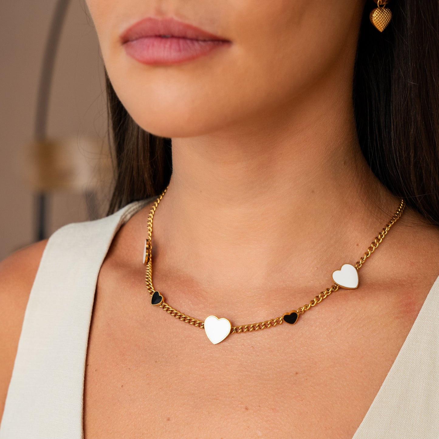 Detailaufnahme der Monochrome Herzen Halskette Gold
