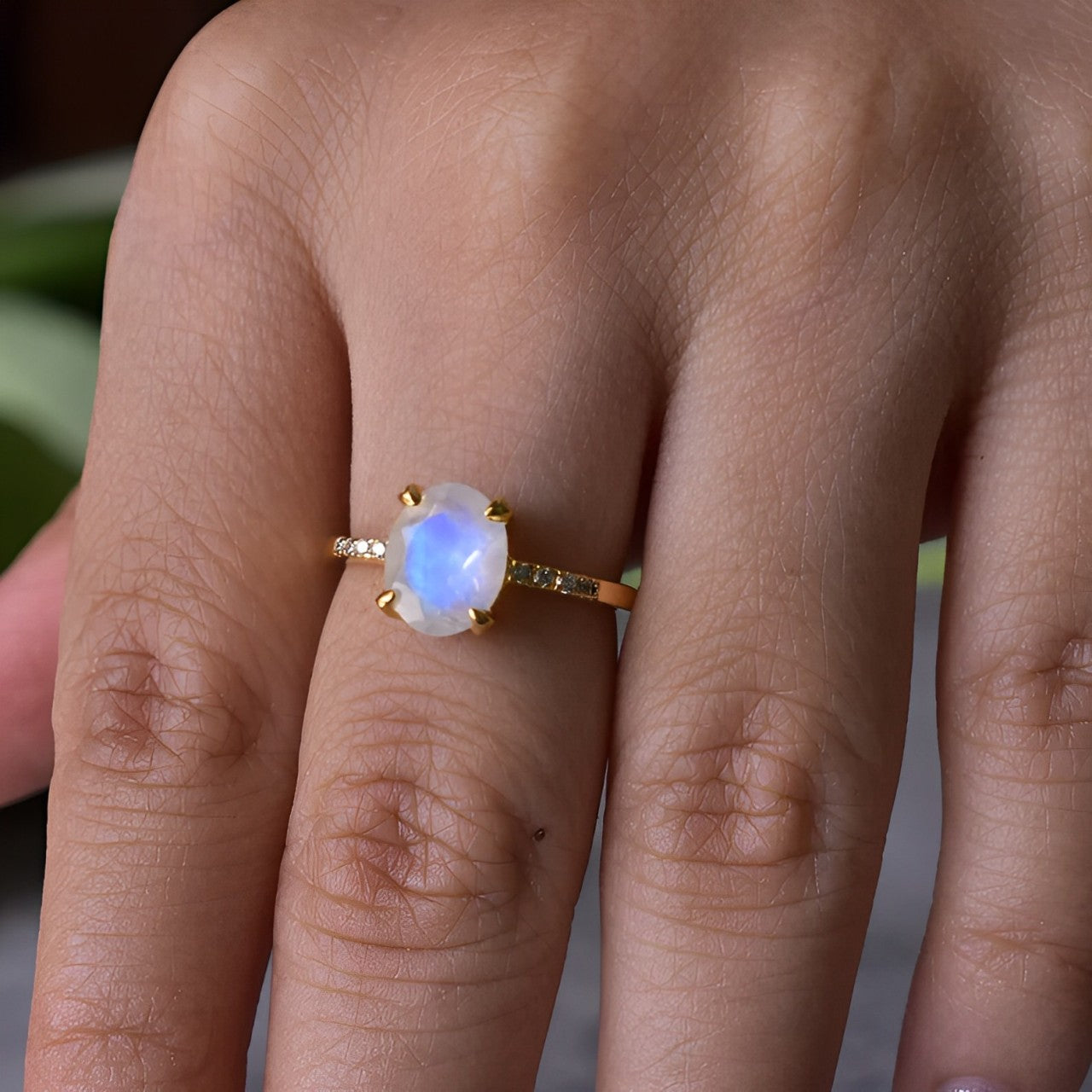 Adjustable moonstone ring with size guide
