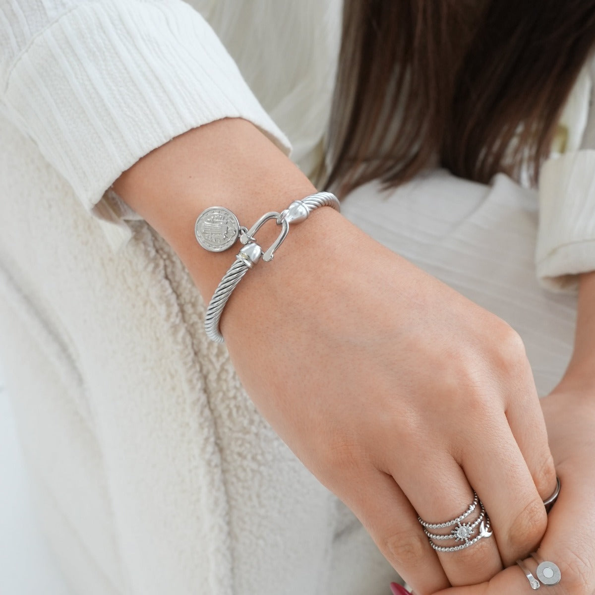 Nahaufnahme des Münzanhänger Armbands Silber