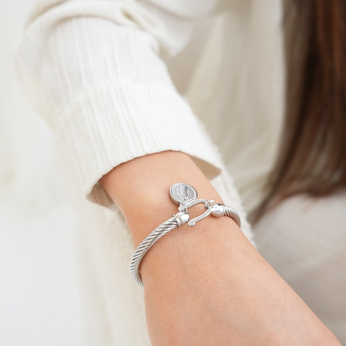 Detailaufnahme des Münzanhänger Armbands Silber