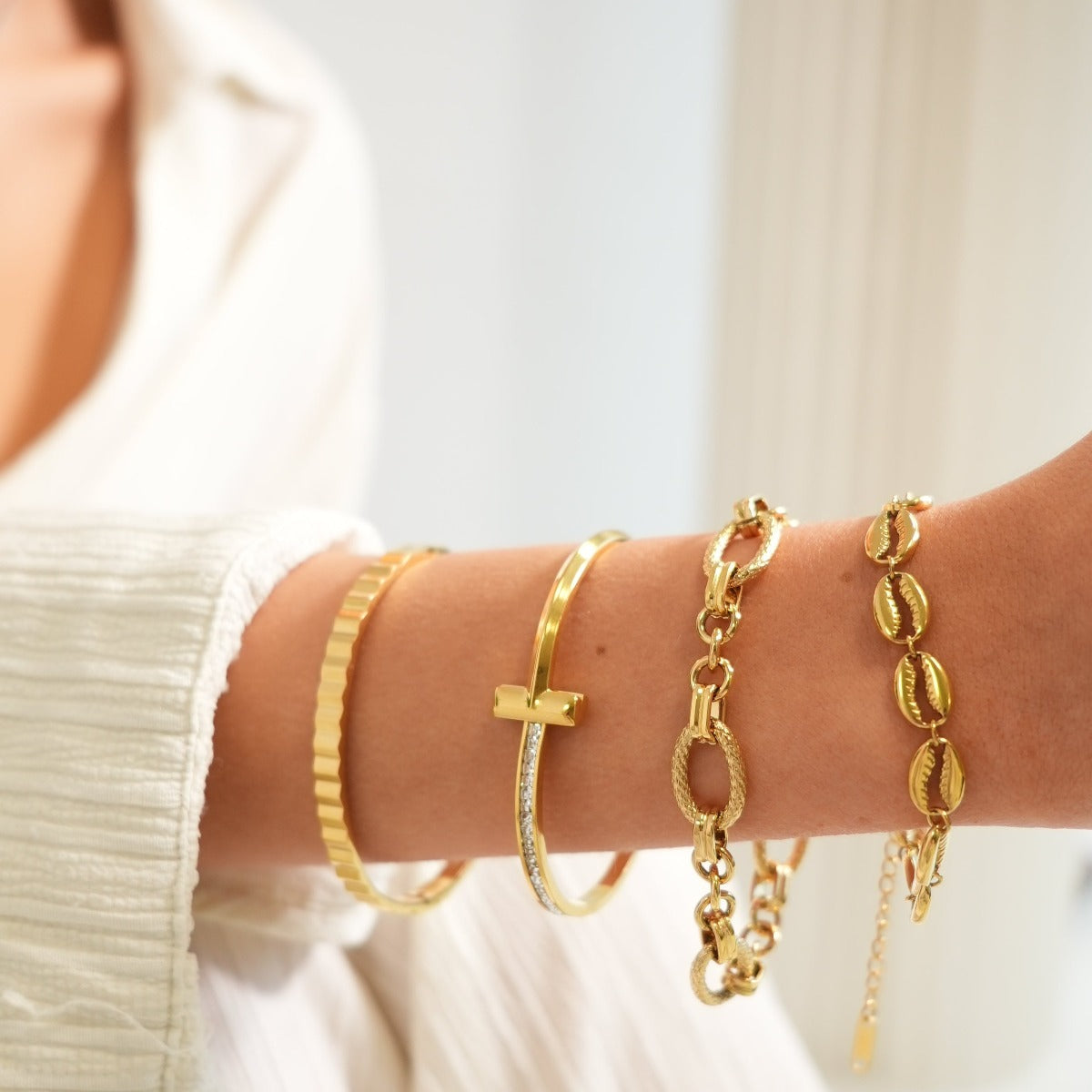 Seitliche Ansicht des Muschel Gliederkette Armbands Gold