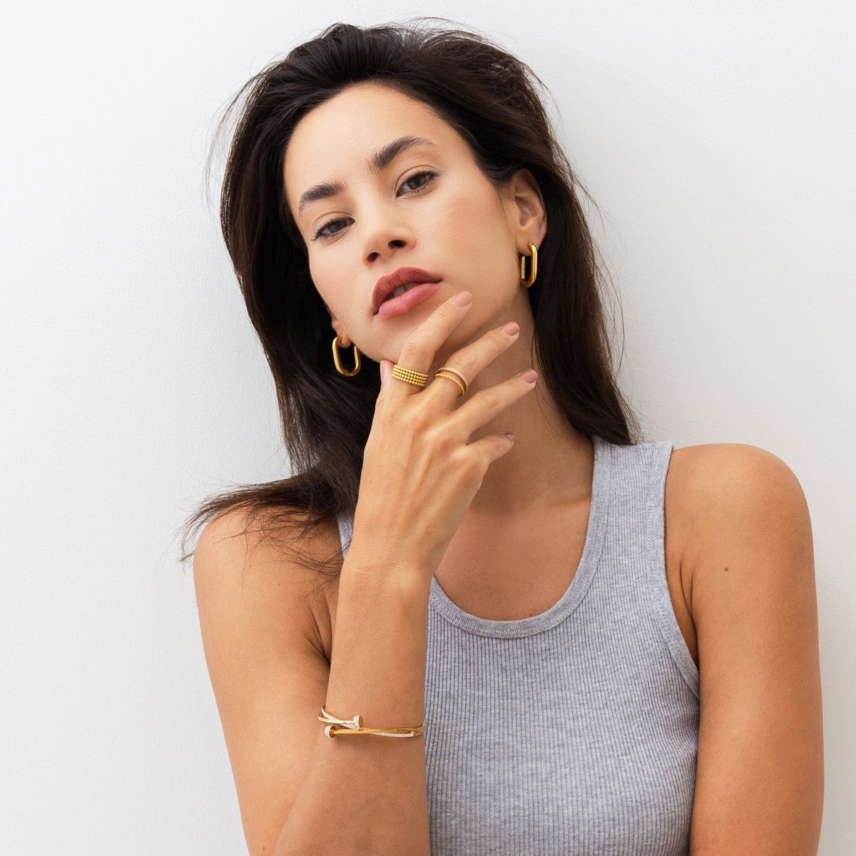 Nagel-Stein Armband Gold am Handgelenk getragen