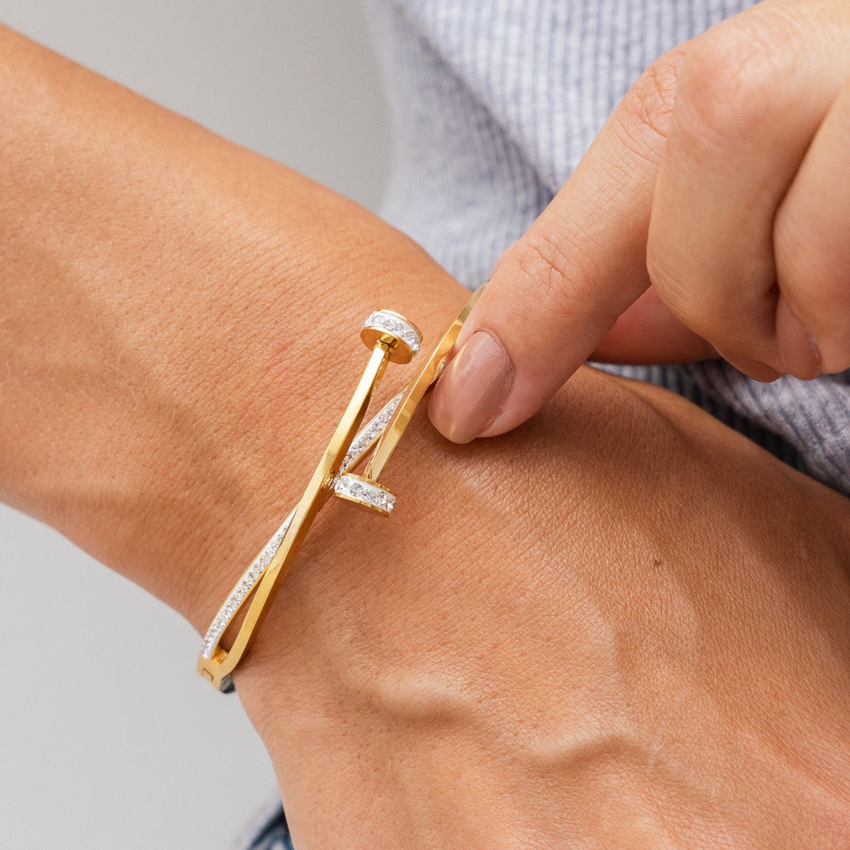 Seitliche Ansicht des Nagel-Stein Armbands Gold