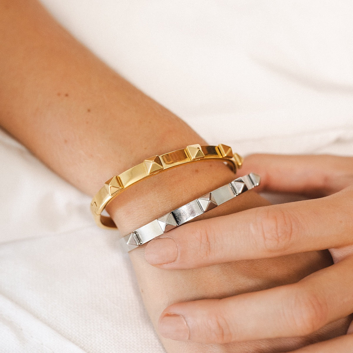 Seitliche Ansicht des Nieten Armbands Gold