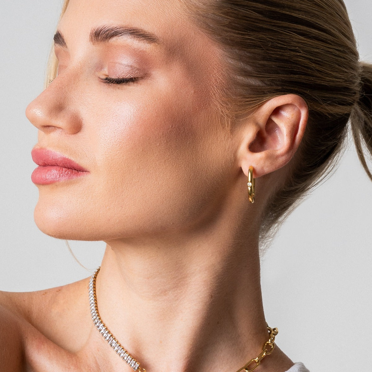 Detailaufnahme der Niveus Creolen Gold