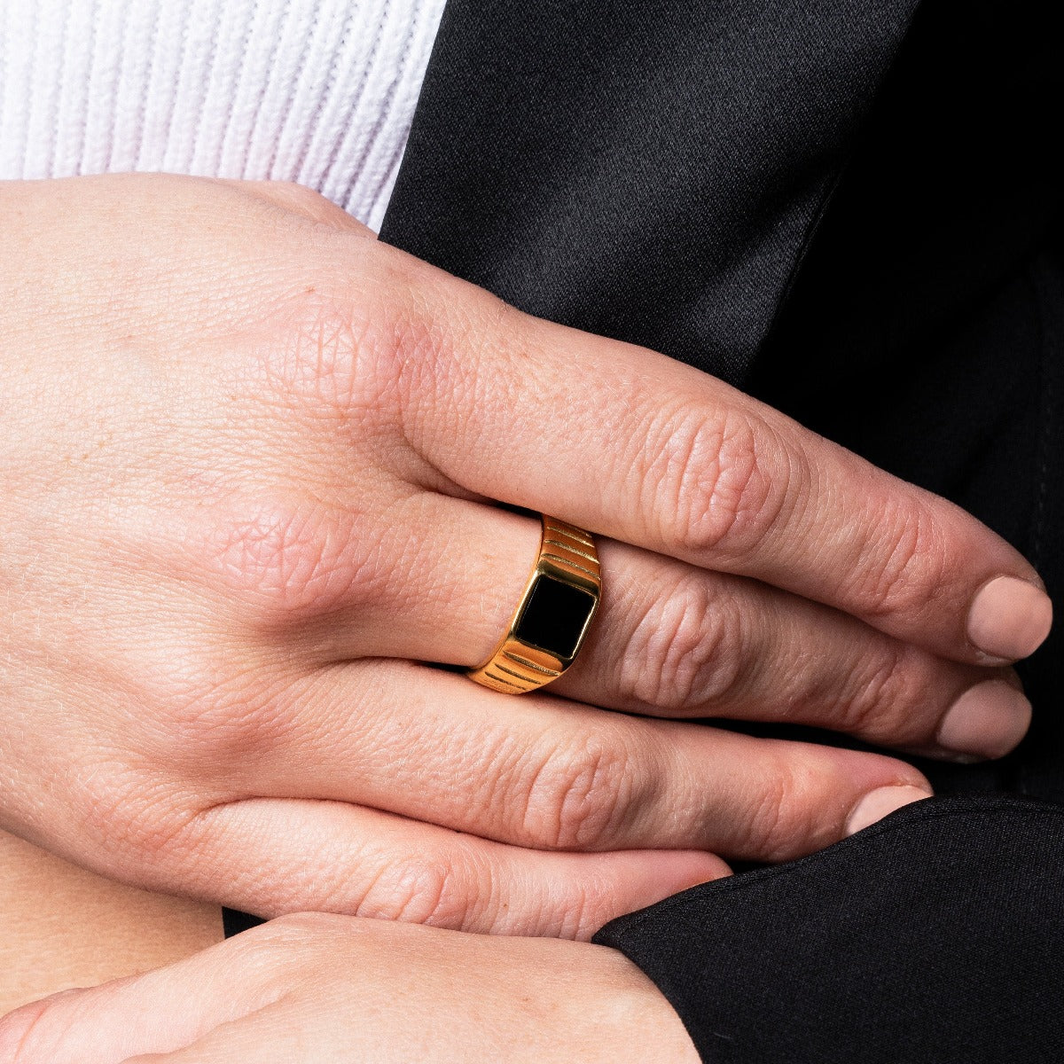 Detailaufnahme des Noir Steinrings Gold