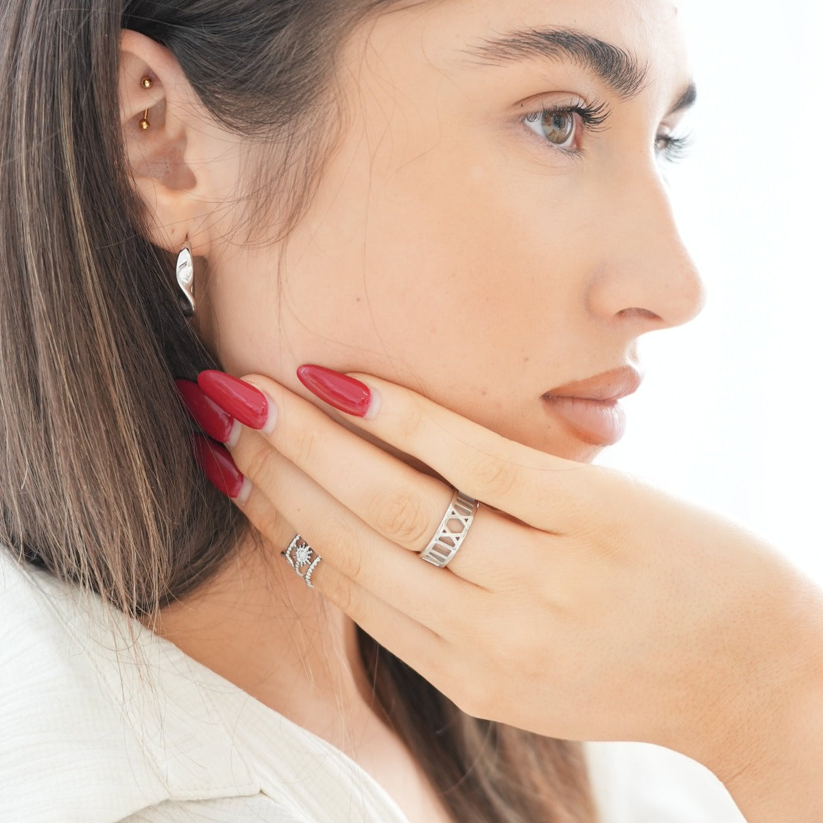 Nahaufnahme des Numeral-Rings Silber
