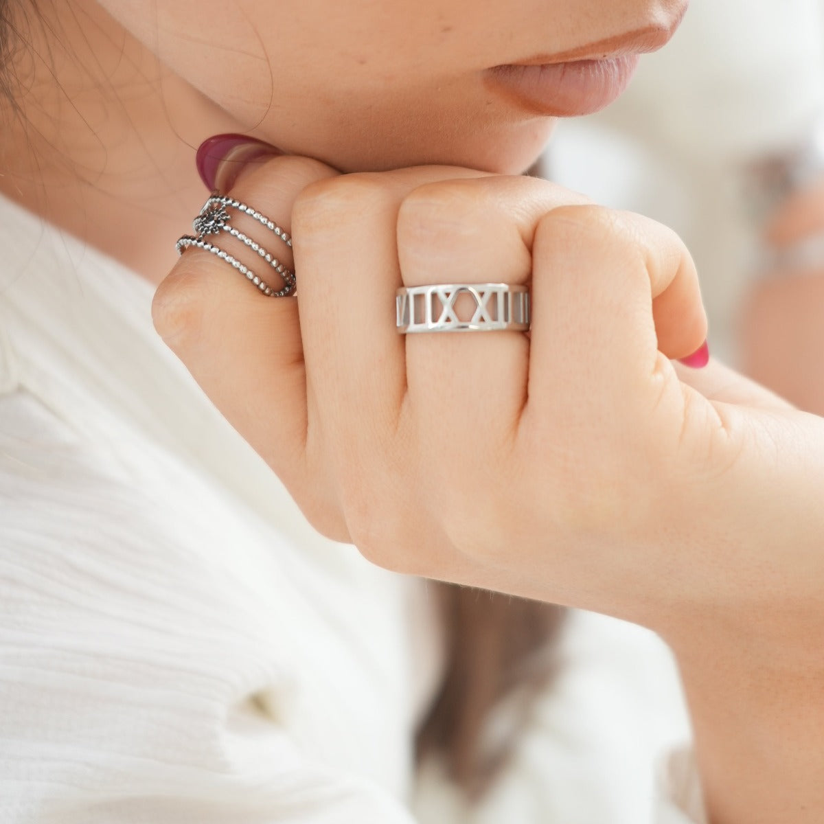 Seitliche Ansicht des Numeral-Rings Silber