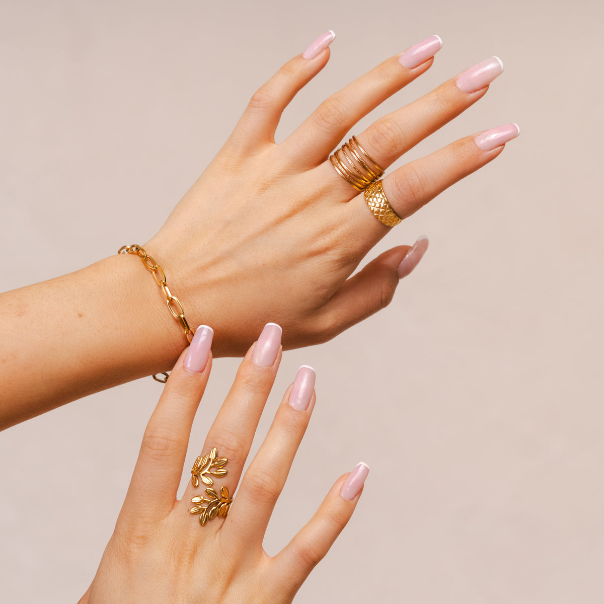 Oliven-Twist Ring Gold am Finger getragen