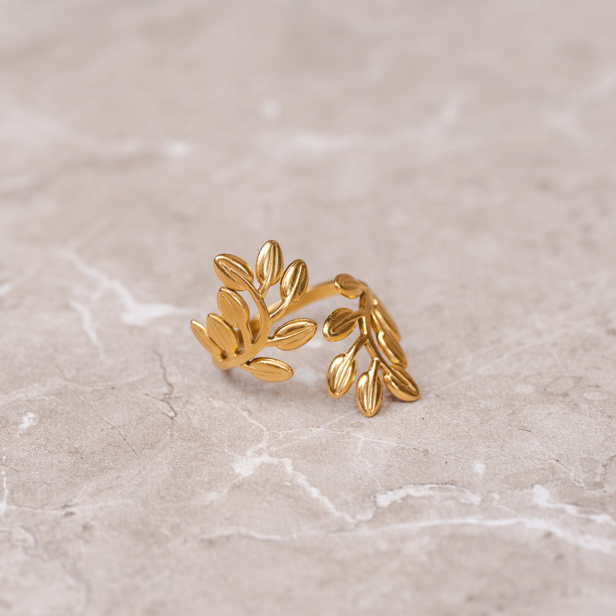 Seitliche Ansicht des Oliven-Twist Rings Gold
