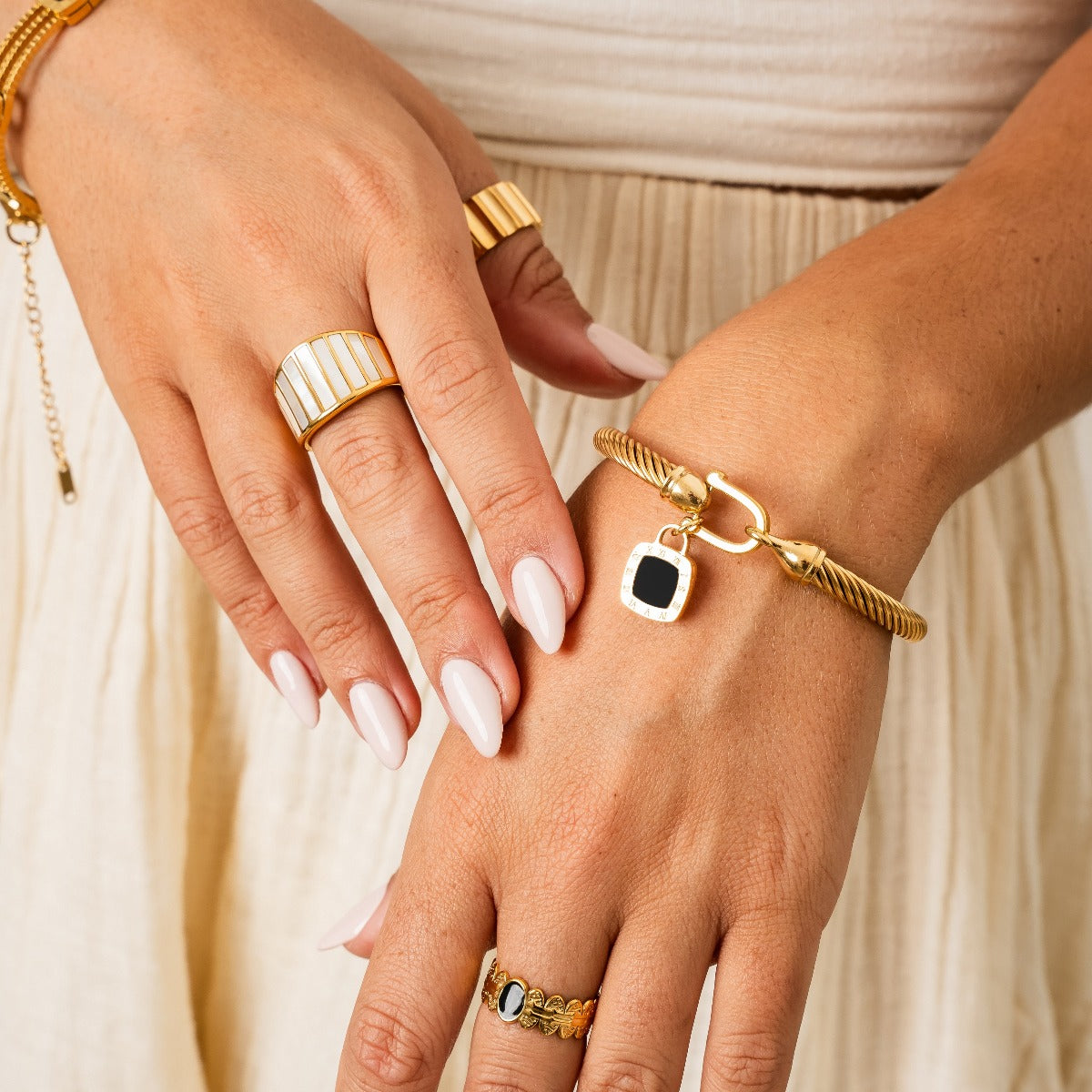 Detailaufnahme des Quadratischen Onyx Anhänger Armbands Gold