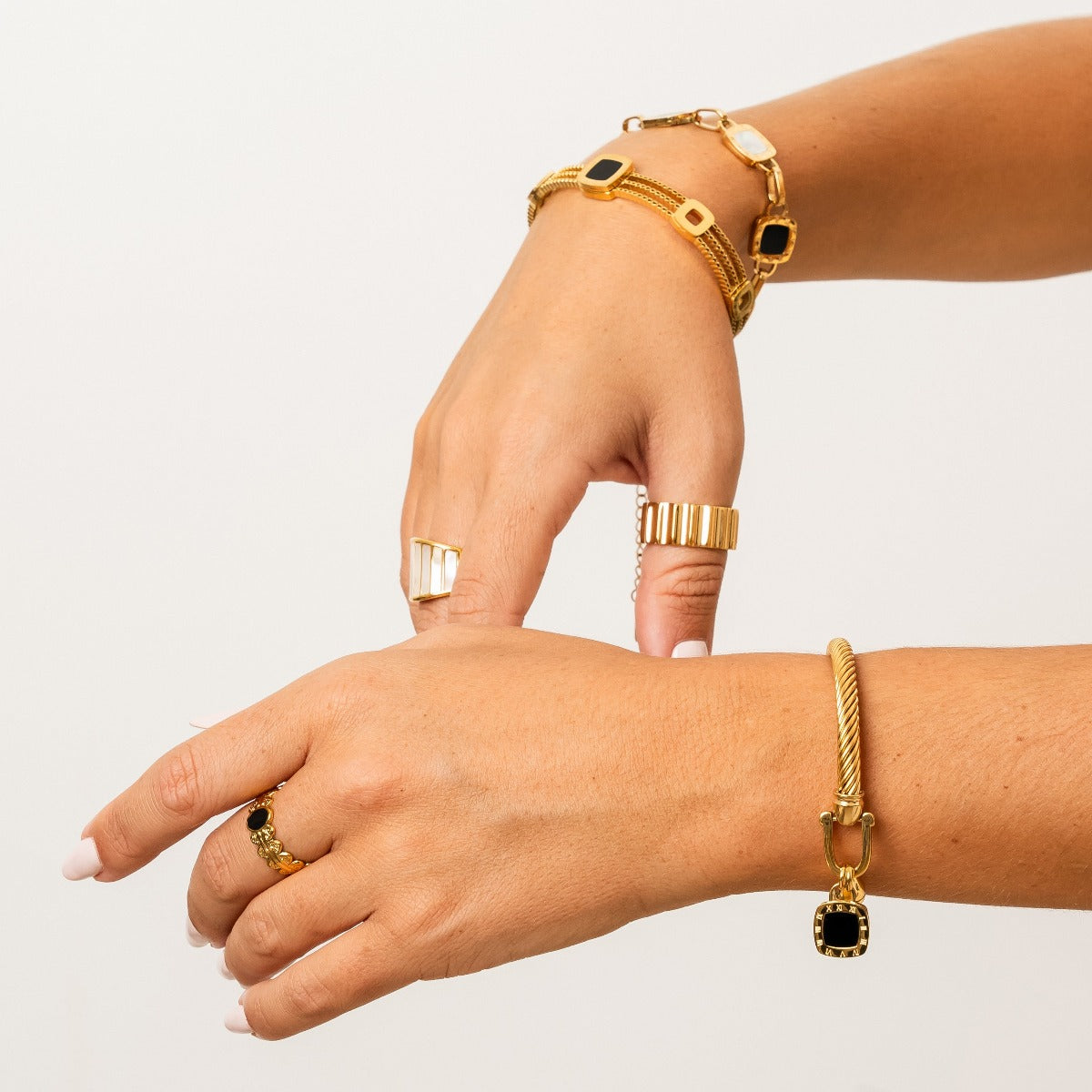 Quadratisches Onyx Anhänger Armband Gold am Handgelenk getragen