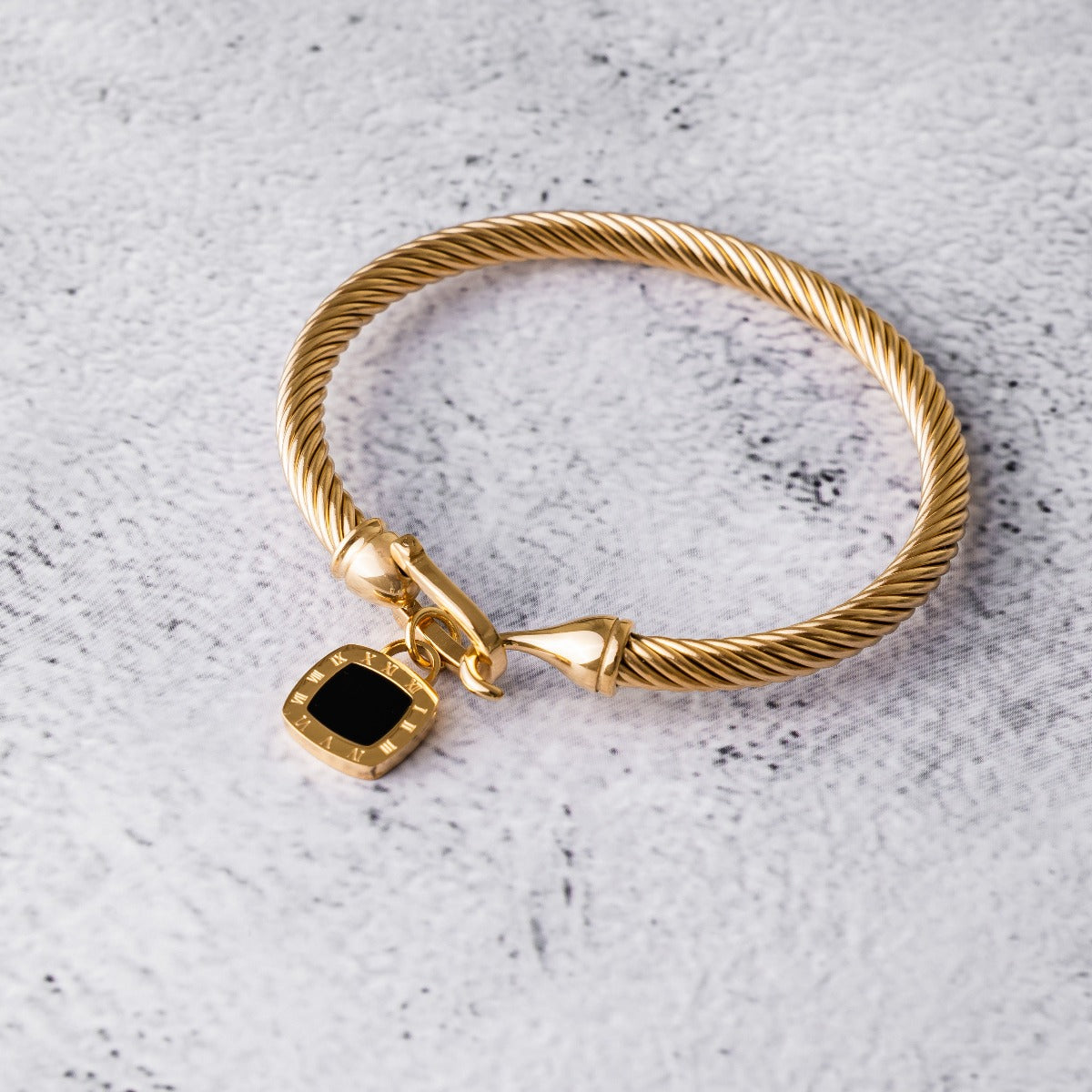 Seitliche Ansicht des Quadratischen Onyx Anhänger Armbands Gold