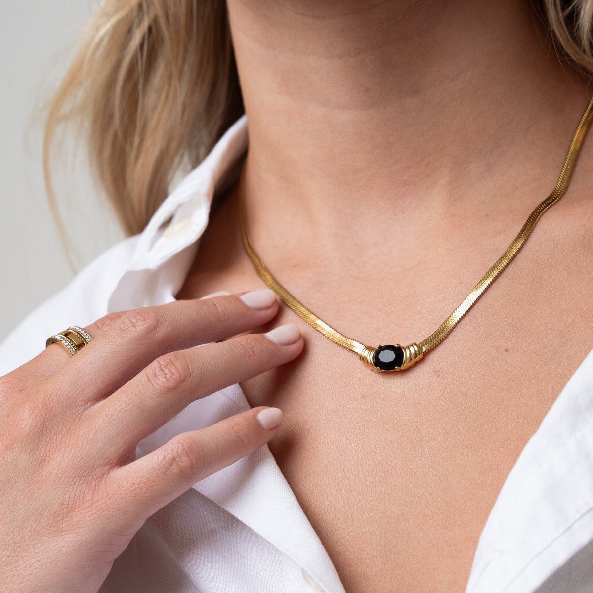 Onyx Edelstein Schlangenkette Gold – moderner Lifestyle-Look