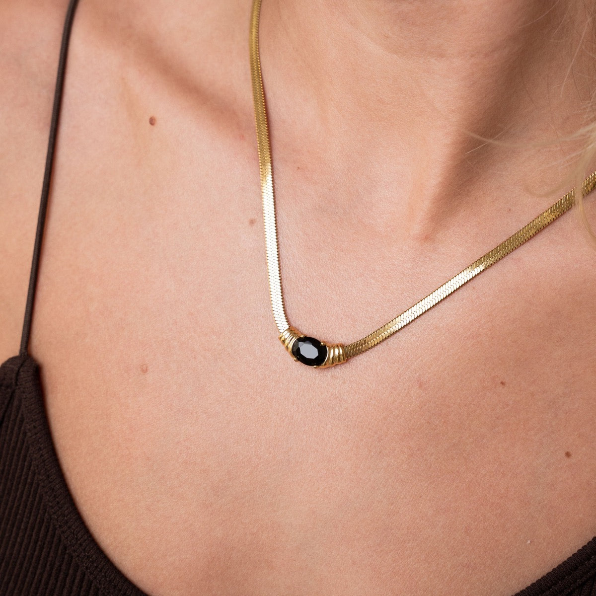 Onyx Edelstein Schlangenkette Gold am Modell getragen