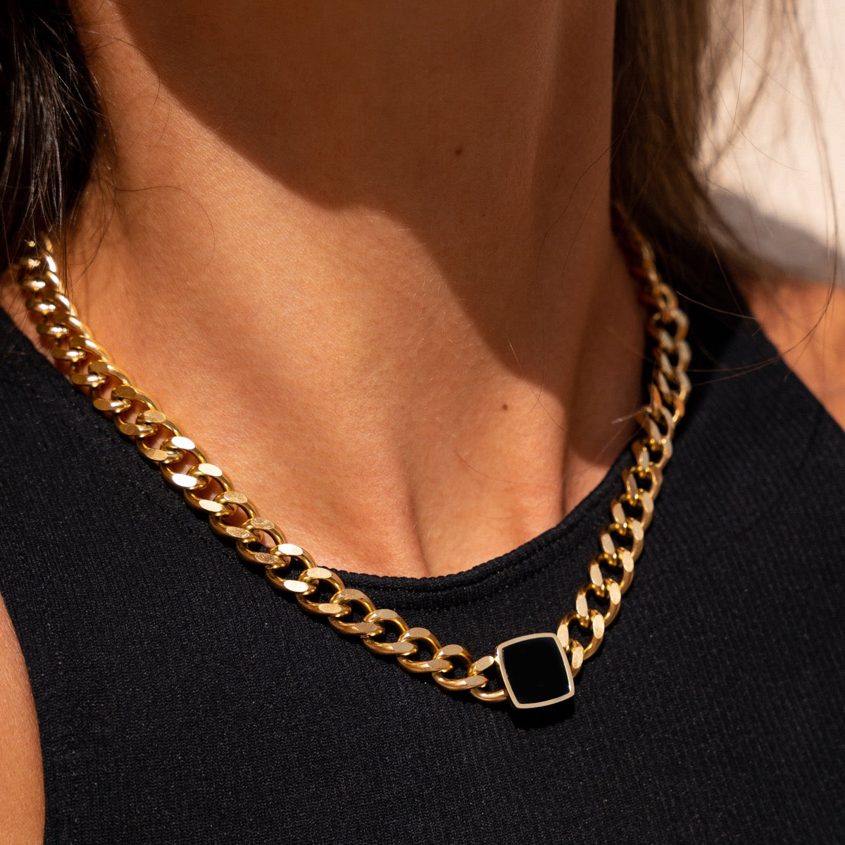 Seitliche Ansicht der Onyx Quadrat Anhänger Cuban Kette Gold