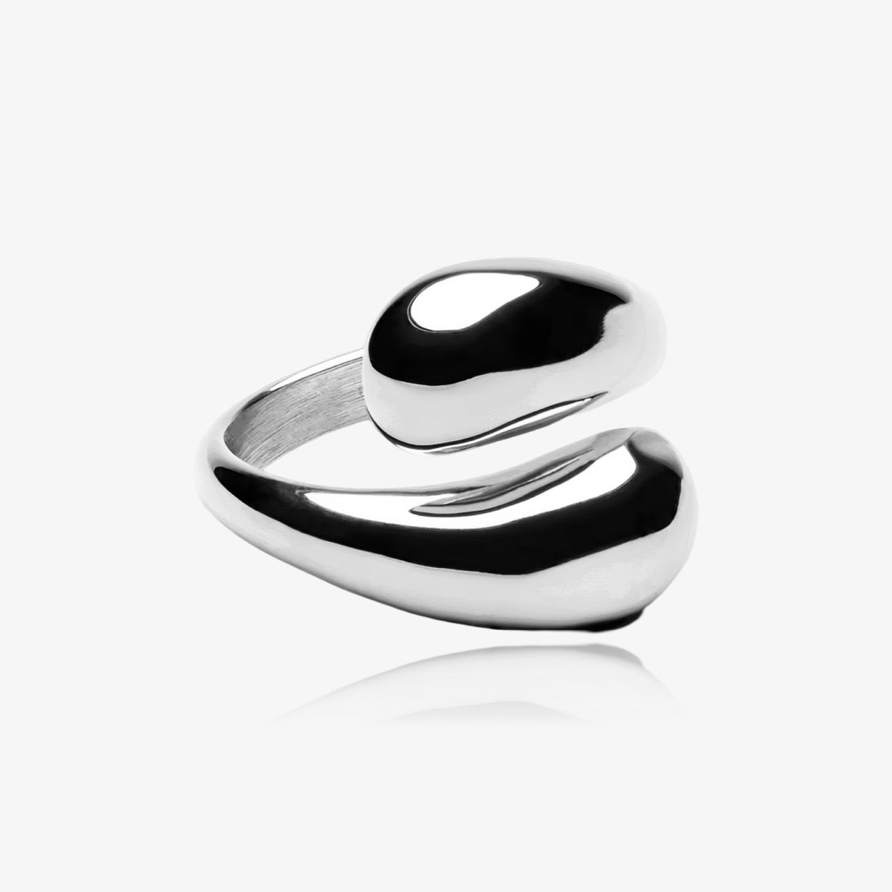Double organic twist ring worn on hand – minimalist style