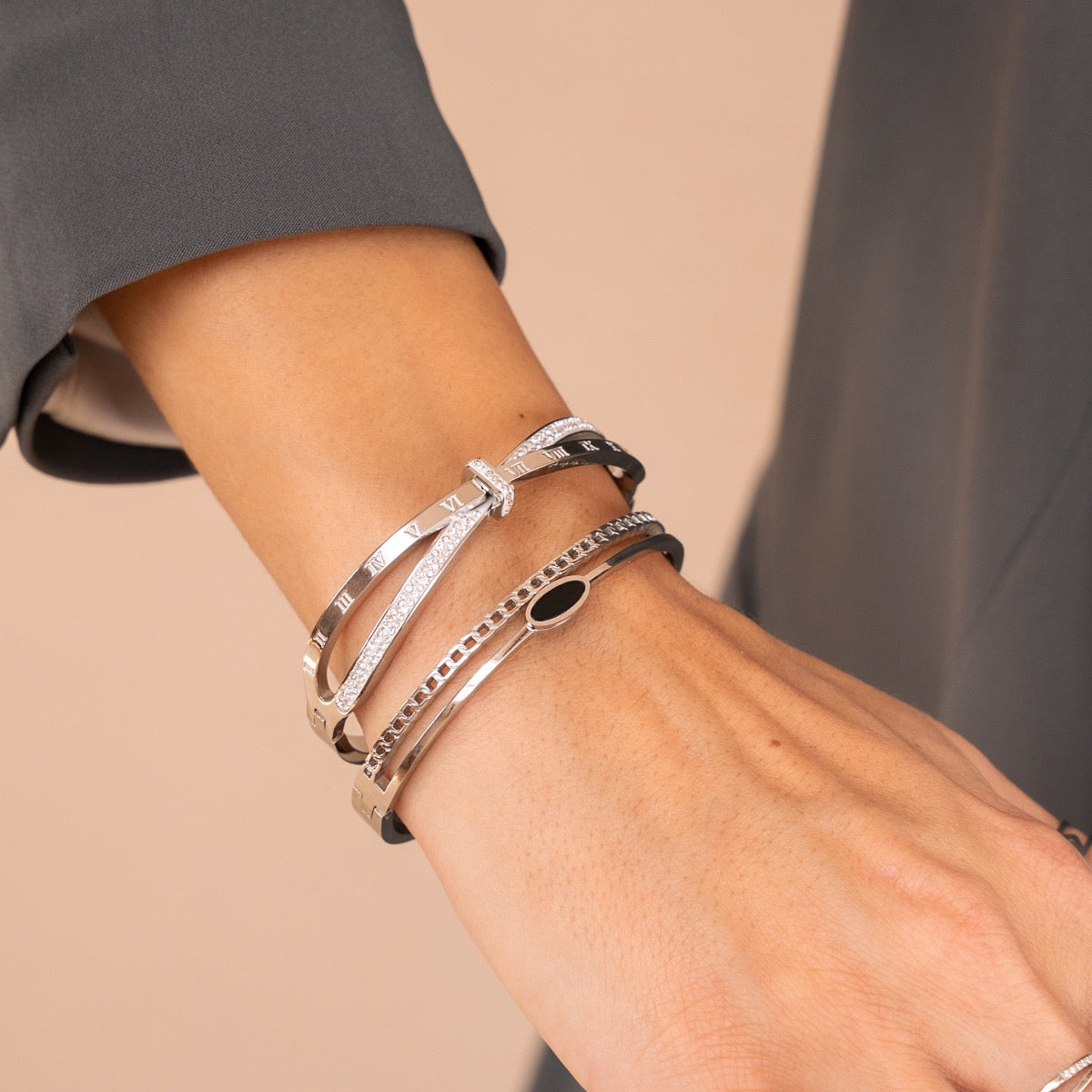 Seitliche Ansicht des Ovalen Onyx Armreifs Silber