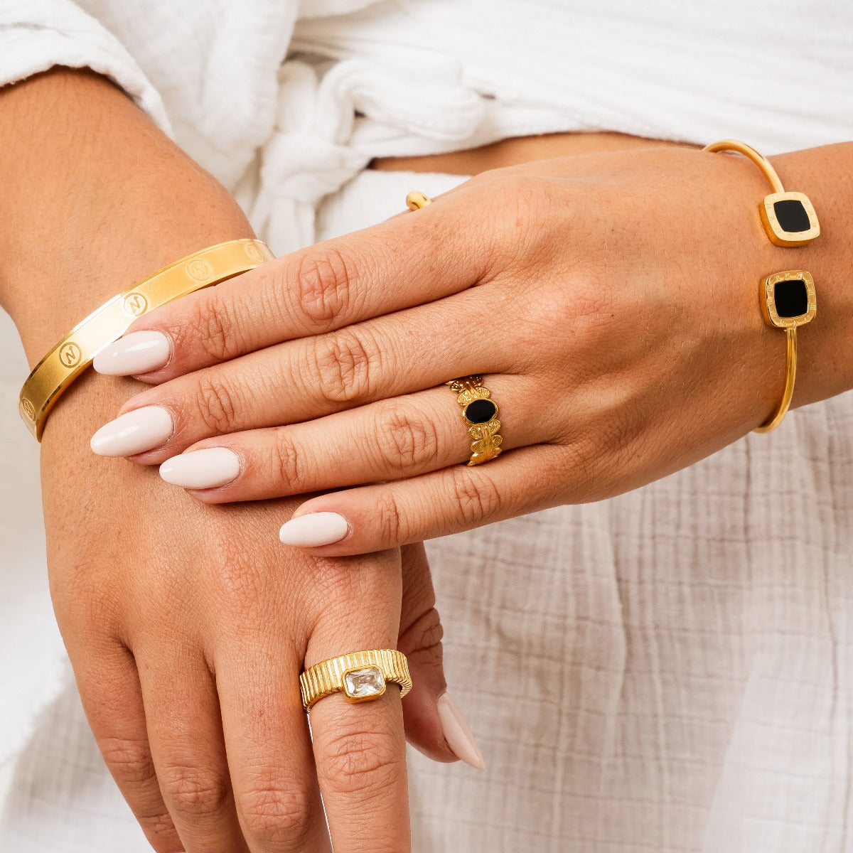 Seitliche Ansicht des Ovalen Onyx Rings Gold