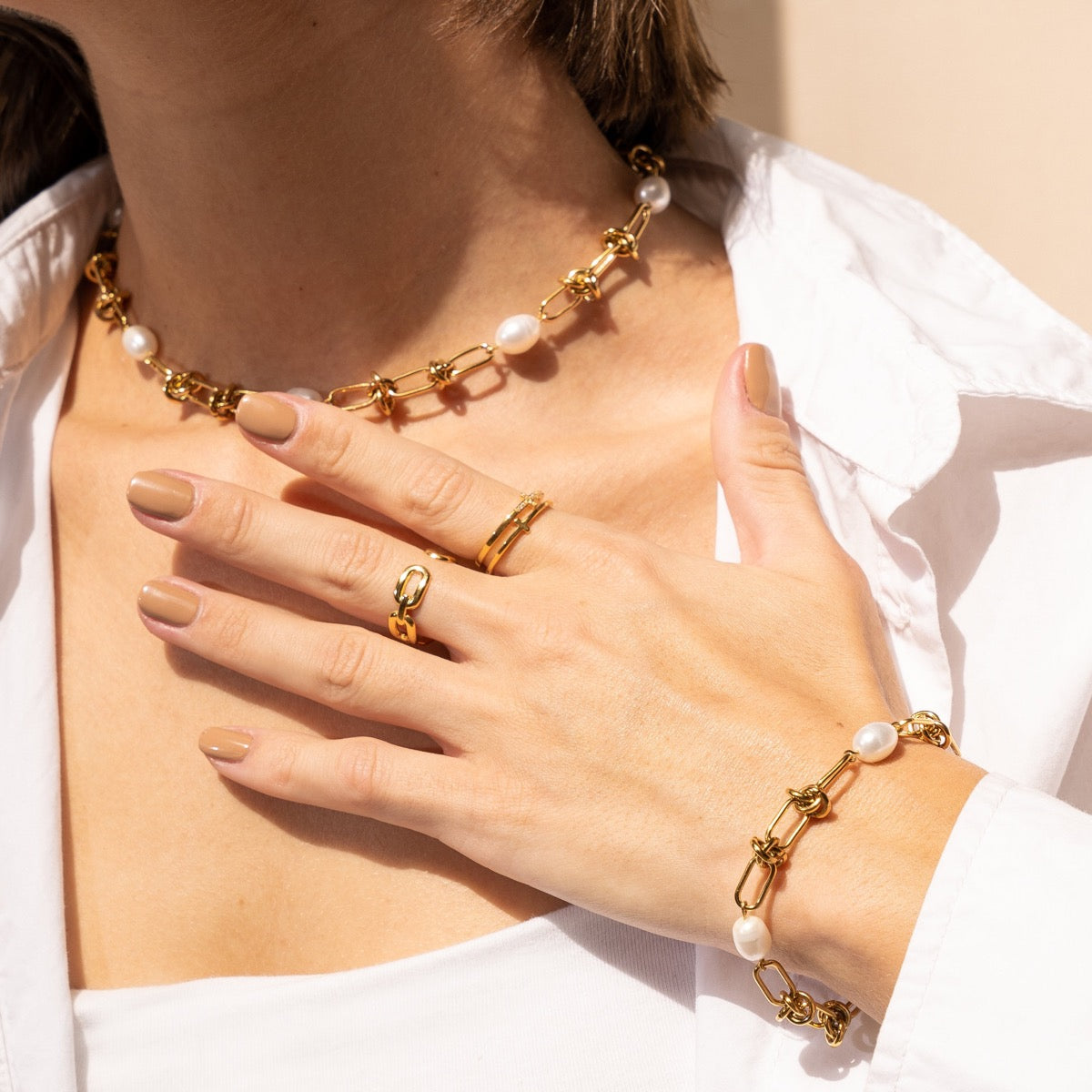 Palermo Verstellbarer Ring Gold an der Hand getragen