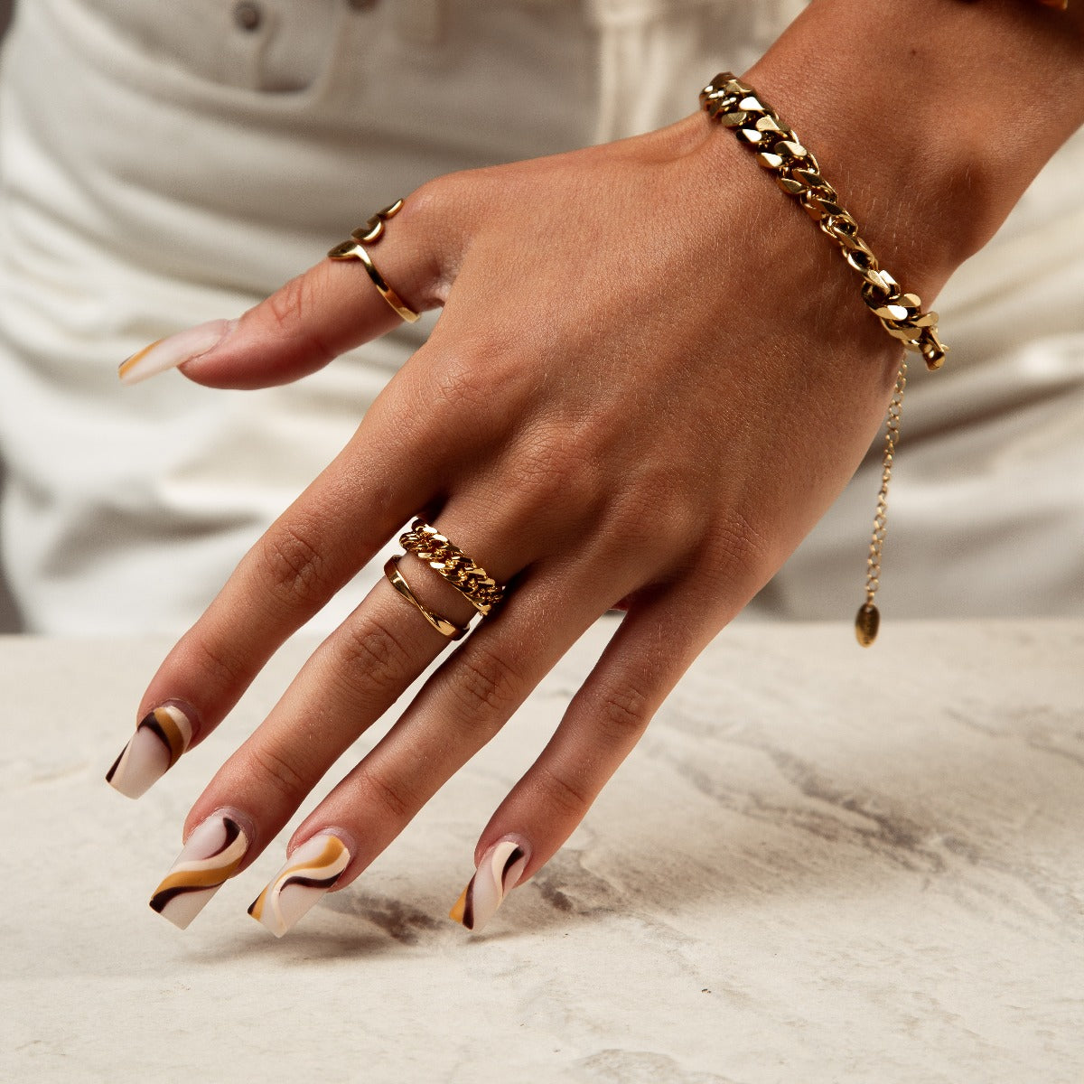 Detailaufnahme des vergoldeten Panzerketten Rings