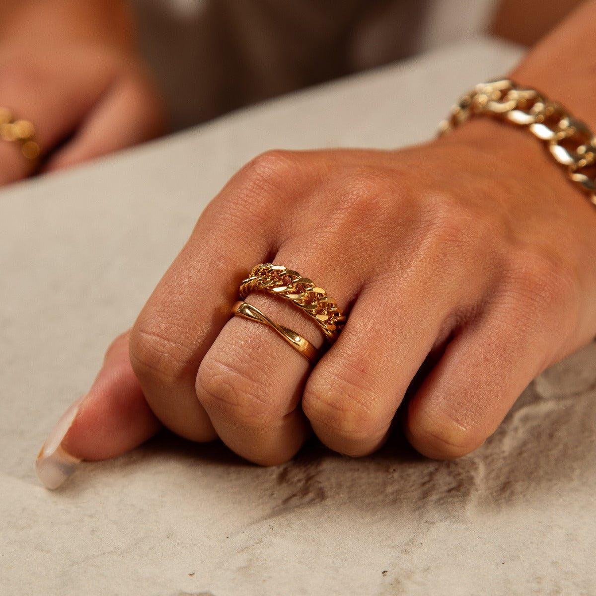 Panzerketten Ring Gold an der Hand getragen