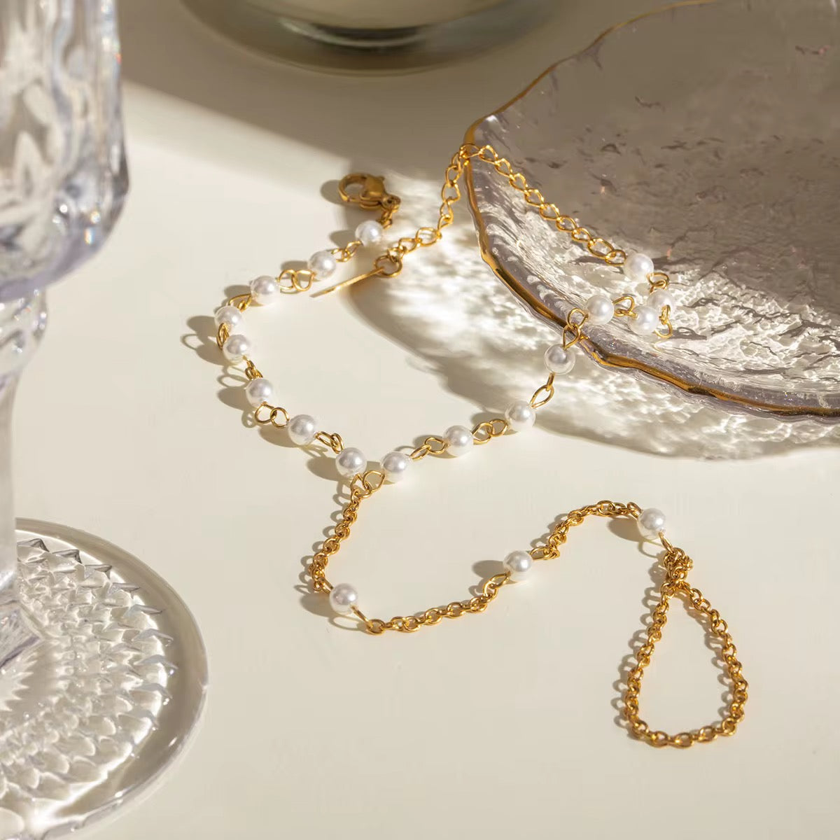 Close-up of the pearl hand chain bracelet – elegant waterproof detail