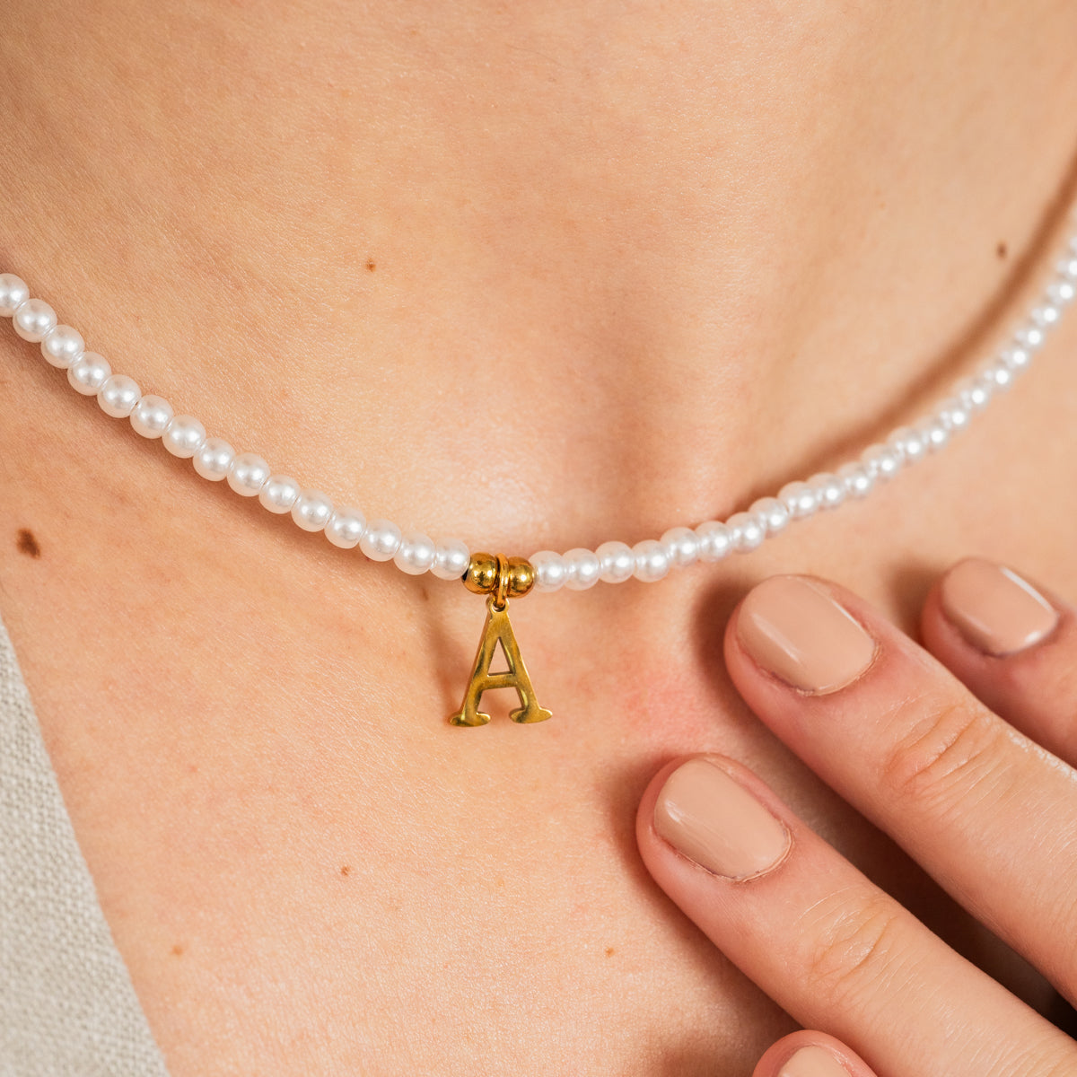 Detailaufnahme der Pearl Initial Halskette Gold