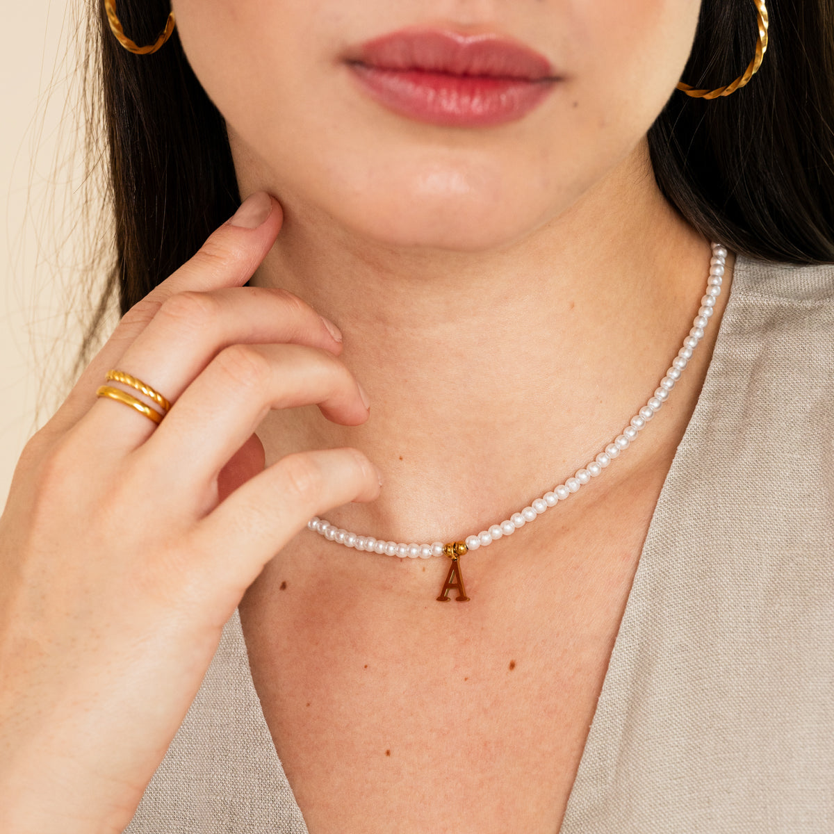 Pearl Initial Halskette Gold am Hals getragen