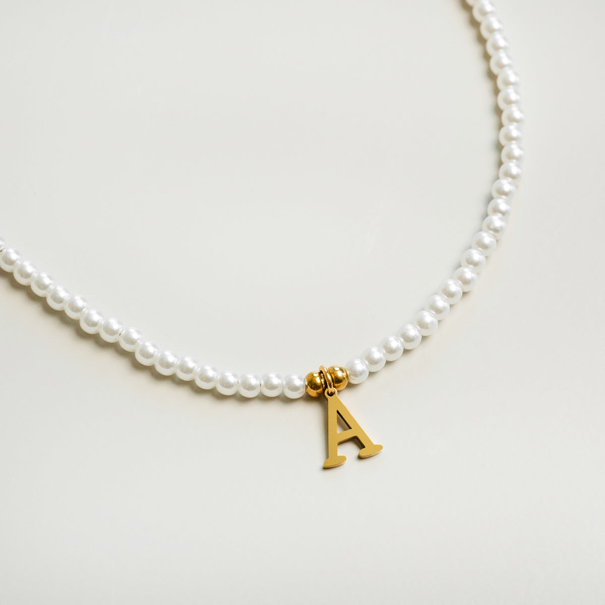 Seitliche Ansicht der Pearl Initial Halskette Gold