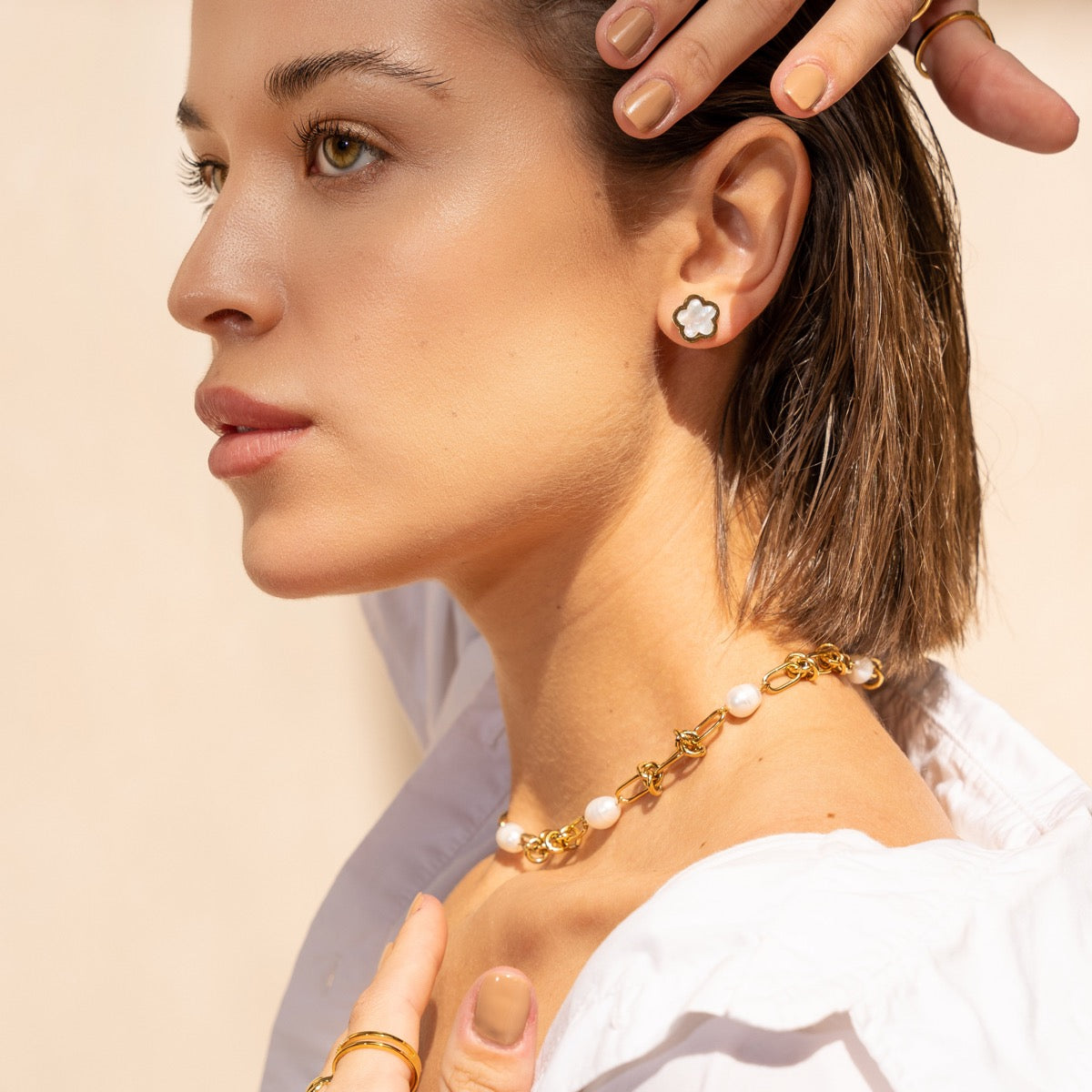 Pearl Knot Halskette Gold am Hals getragen