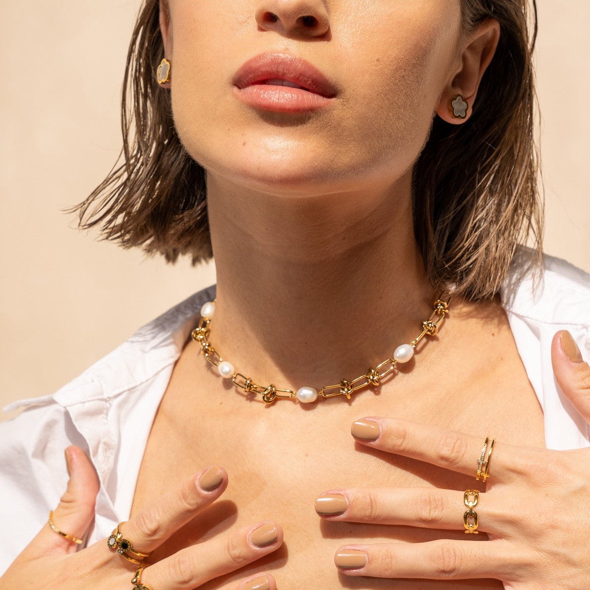Seitliche Ansicht der Pearl Knot Halskette Gold