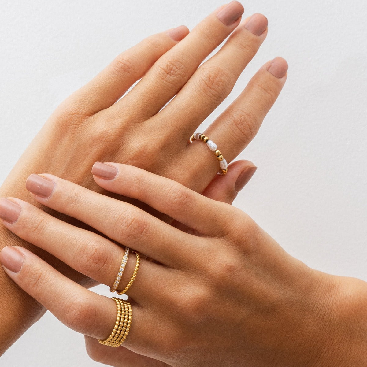 Perlen Fidget Ring Gold an der Hand getragen