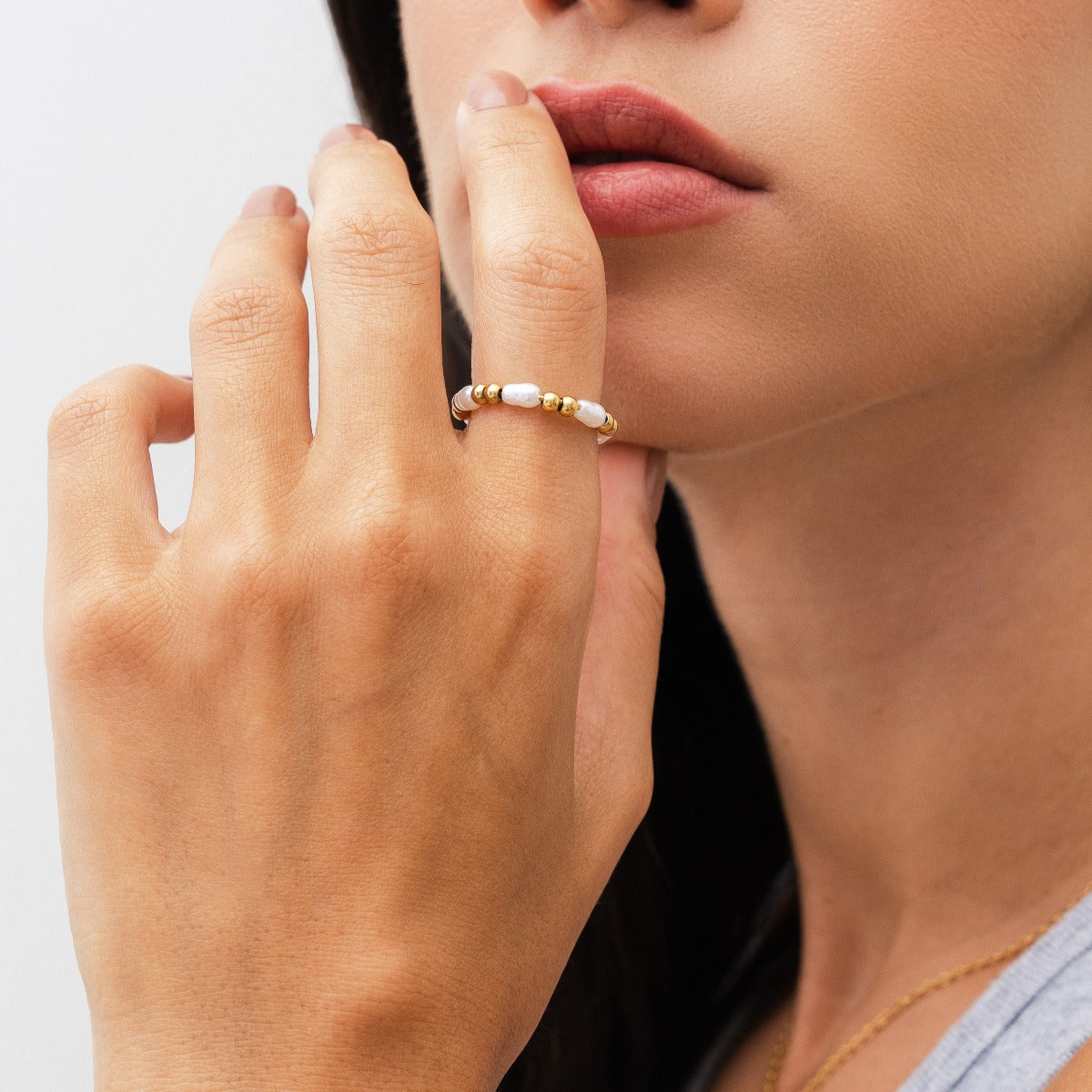 Seitliche Ansicht des Perlen Fidget Rings Gold