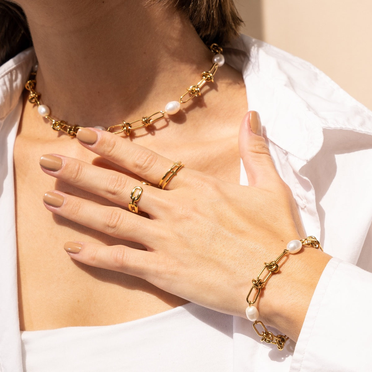 Detailaufnahme des Perlen Knoten Kettenarmbands Gold