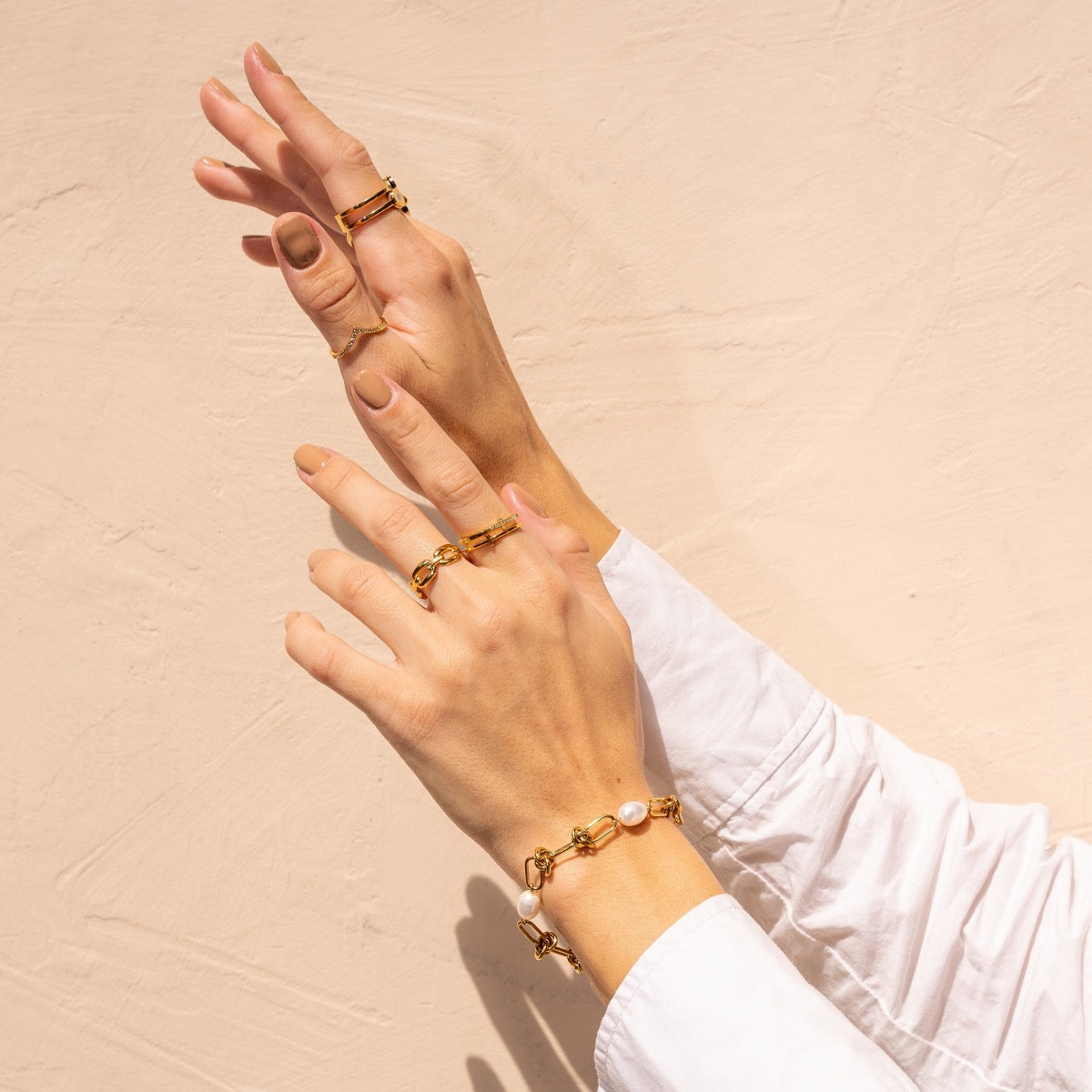 erlen Knoten Kettenarmband Gold am Handgelenk getragen