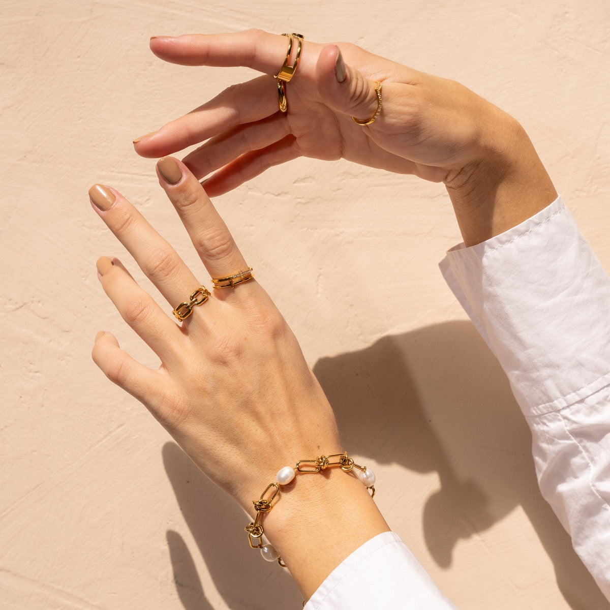 Seitliche Ansicht des Perlen Knoten Kettenarmbands Gold