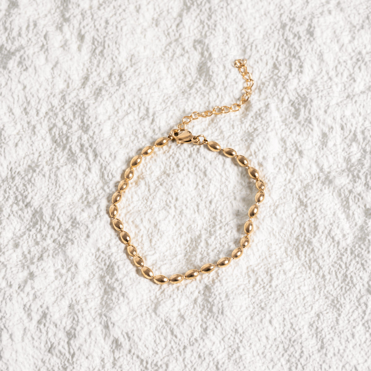 Detailaufnahme des Perlenkette Armbands Gold