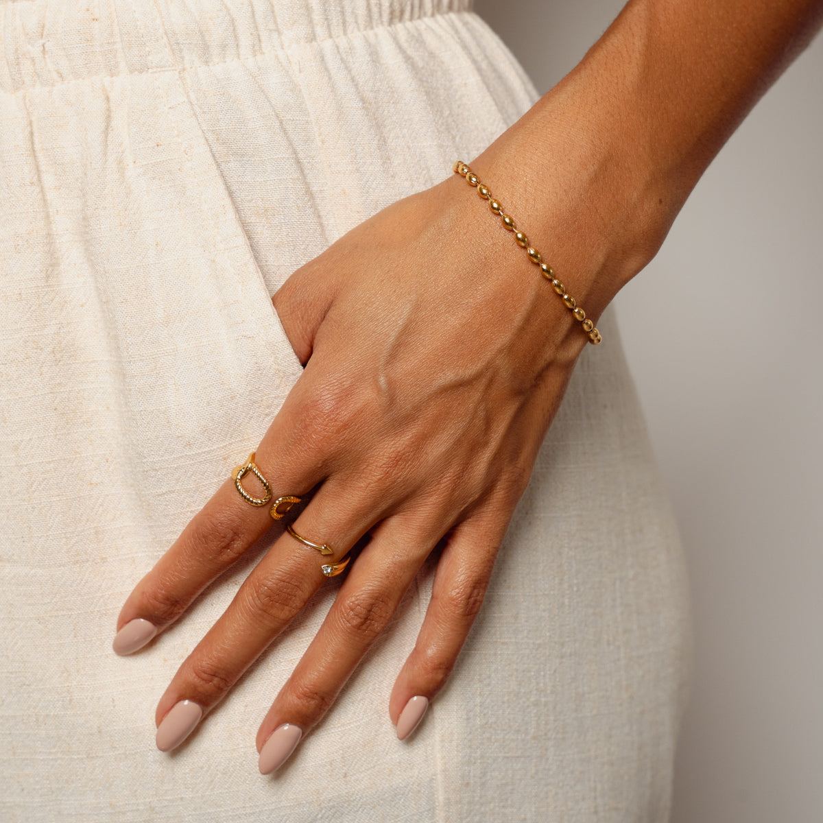 Seitliche Ansicht des Perlenkette Armbands Gold